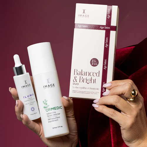Model dat de IMAGE Skincare Ormedic cleanser Iluma serum en Balanced Bright Duo verpakking vasthoudt