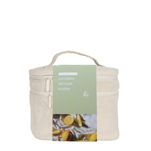 De verpakking van de Extenso Complete Skincare Routine voor de heldere huid, bestaande uit een beige toilettas met een groen label met citroenafbeelding.