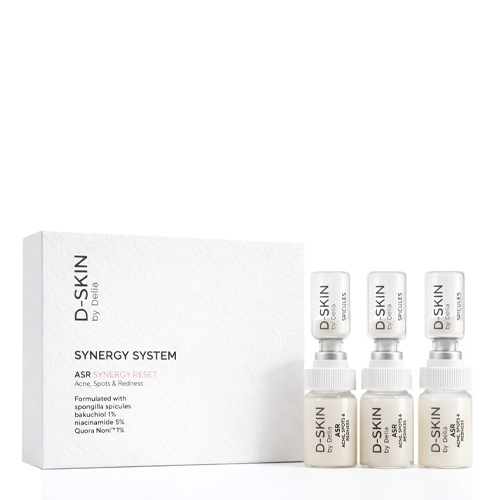 Een witte verpakking en drie ampullen van de D-SKIN Synergy System ASR Synergy Reset, geformuleerd met spongilla spicules, bakuchiol en niacinamide voor de aanpak van acne, vlekjes en roodheid.