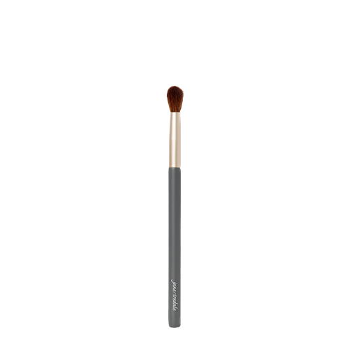 Jane Iredale Crease Brush met een grijze steel, goudkleurige huls en een taps toelopende borstelkop voor het blenden van oogschaduw.