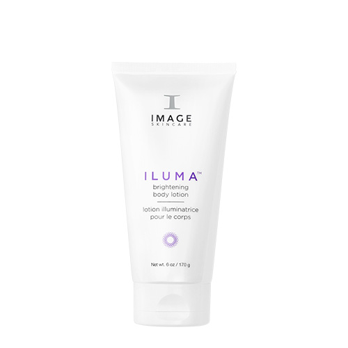 Een recht vooraanzicht van de staande tube Image Skincare Iluma Intense Brightening Body Lotion tegen een witte achtergrond.