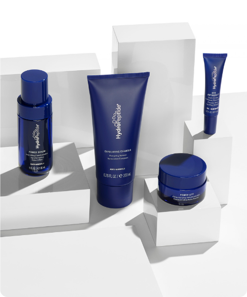 Hydropeptide anti wrinkle productlijn met blauwe flacons en potjes op witte podiums