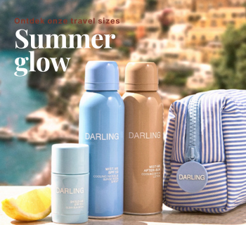Darling reisproducten naast een gestreepte toilettas met een kustdorpje op de achtergrond en de Nederlandse tekst "Ontdek onze travel sizes Summer glow".