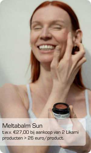 Een lachende roodharige vrouw die Likami Meltabalm Sun vasthoudt, met een banner die de Nederlandse tekst "Meltabalm Sun t.w.v. €27,00 bij aankoop van 2 Likami producten > 26 euro/product" toont.