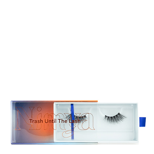 Een opengeschoven Nimya wimperdoosje met daarin een kunstwimper en de tekst Trash Until The Lash