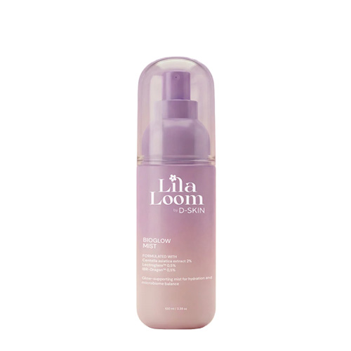 Een paarse sprayflacon van Lila Loom Bioglow Mist, geformuleerd met 2% Centella asiatica extract voor hydratatie en microbioom-balans.