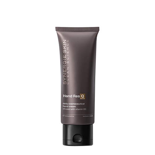 Een studio productfoto van een staande bruingrijze tube Synergie Skin Hand ResQ daily cosmeceutical hand cream van 100ml met een zwarte klikdop tegen een witte achtergrond.