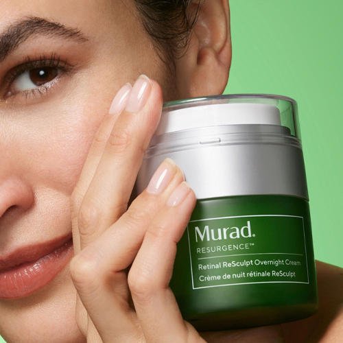 Model houdt de pot Murad Retinol Resulpt Overnight Cream vast bij het gezicht