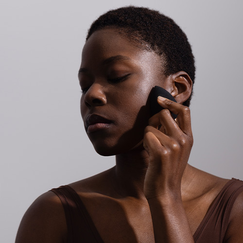 EnviroSponge: de eco-friendly foundationblender Gebruik-de-EnviroSponge-voor-een-diffuse-dekking