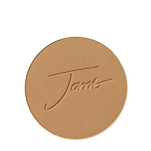 Een ronde vervangbare poederrefill van Jane Iredale PurePressed Base mineral foundation in de warme, medium-diepe tint Fawn met het ingestanste Jane-logo.