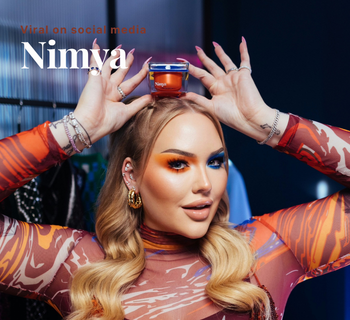 Nikkie de Jager (NikkieTutorials) balanceert een potje Nimya skincare op haar hoofd terwijl ze het met beide handen vasthoudt, met opvallende oranje en blauwe oogmake-up en de tekst 'Viral on social media'.