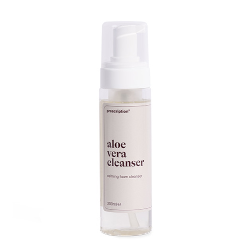 Flesje Prescription aloe vera cleanser met witte pomp op een witte achtergrond