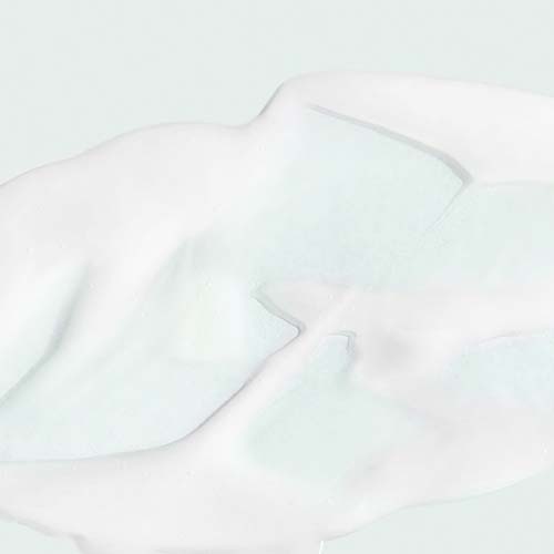 Gedetailleerde close-up van de lichte, transparante witte textuur van the MAX serum.