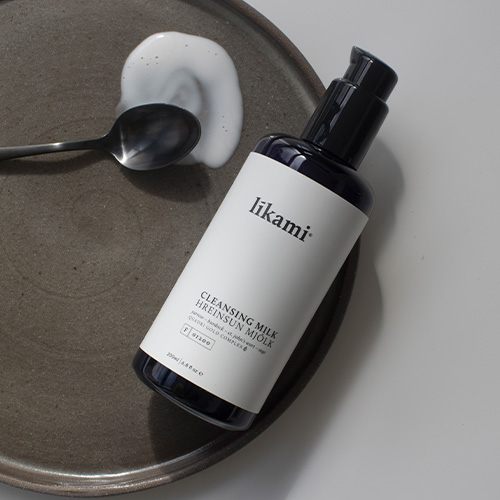 De milde melkachtige emulsie reinigt diep in de poriën zonder de beschermende hydrolipidenmantel aan te tasten.  kalmerende-en-hydraterende-reiniging