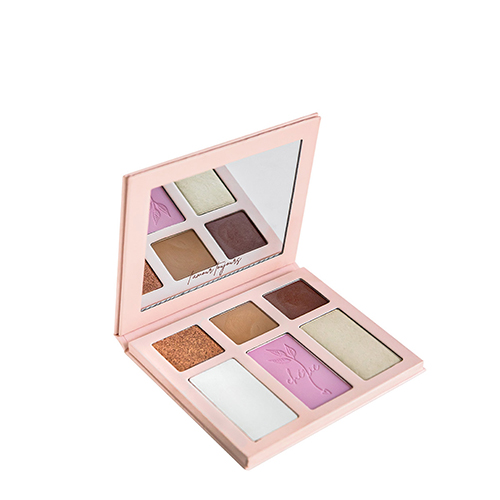Het opengeklapte Cent Pur Cent Coup de Foudre Palette d Amour, met een ingebouwde spiegel en een variatie aan oogschaduwkleuren en gezichtspoeders in warme en roze tinten.
