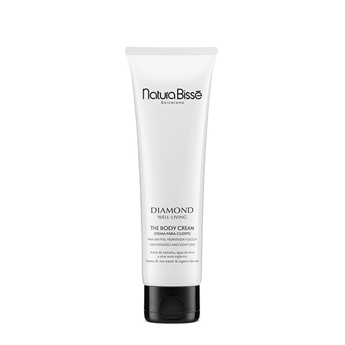 Een vooraanzicht van de Natura Bissé Diamond Well-Living The Body Cream in een witte plastic tube met een zwarte klikdop. De productnaam en het logo zijn duidelijk gedrukt in het zwart. De tube staat rechtop tegen een witte achtergrond.