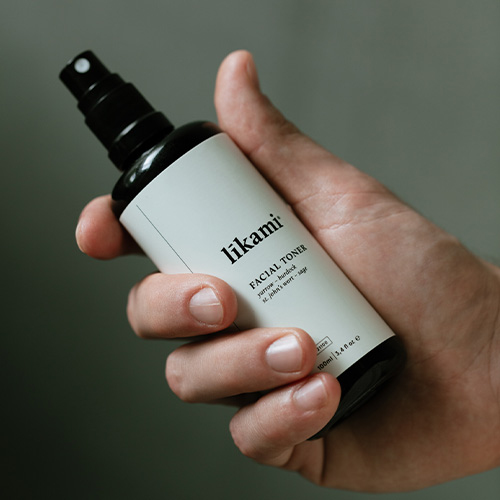 Deze gezichtstoner is de ultiem hydraterende en verfrissende toner/mist. toner-van-likami-met-aloë-vera-salie-en-sint-janskruid