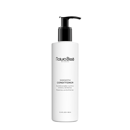 Een witte fles Natura Bissé Smooth Conditioner van 300 ml met een zwarte pompdop tegen een witte achtergrond.