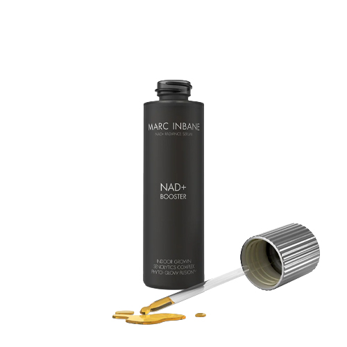Open flesje Marc Inbane NAD+ Booster met de zilveren dop en een druppelaar waar een druppel gouden serum uitloopt op een witte achtergrond