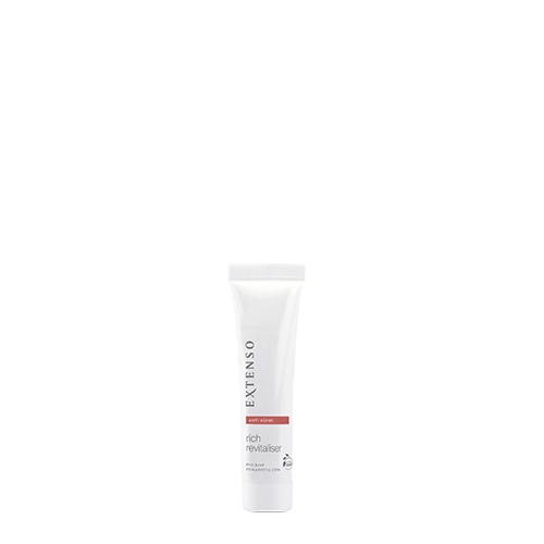 Een kleine witte tube van de Extenso rich revitaliser anti aging reisverpakking tegen een witte achtergrond