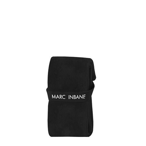 Een productafbeelding van de opgerolde zwarte Marc Inbane rug applicator met een merkband eromheen