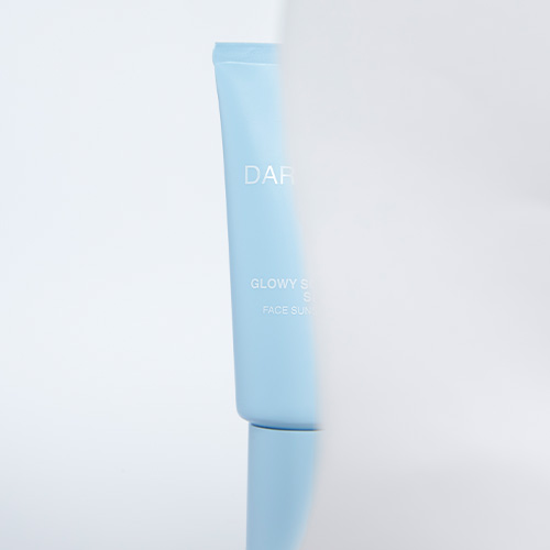 Een artistieke opname van de lichtblauwe Darling tube, deels bedekt door een doorschijnende witte waas die de lichte textuur symboliseert.