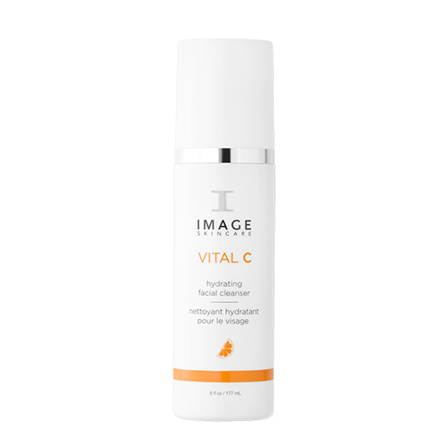Een witte flacon van IMAGE Skincare VITAL C Hydrating Facial Cleanser met een witte dop en oranje accenten op een witte achtergrond.