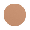 Een close up foto van een ronde pan met een matte lichtbruine kleur die eruit ziet als een liquid foundation
