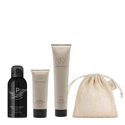 IK Skin Perfection set bestaande uit Prebiotic Spray Recover crème Silk cleanser en een katoenen zakje op een witte achtergrond