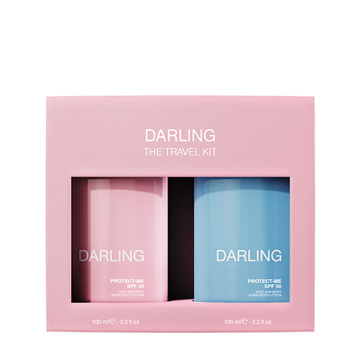 De roze en blauwe Darling Protect-Me zonnebrandflacons gepresenteerd in een roze kartonnen travel kit verpakking.