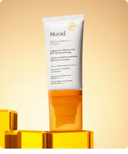 Murad Superactive Moisturizer SPF 50 zonnebrandcrème tube op een gele ondergrond