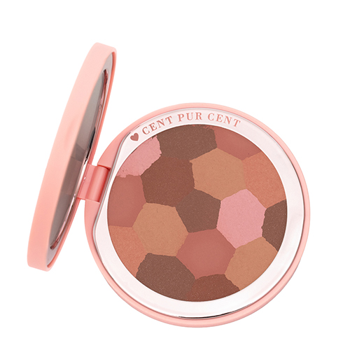 Een geopend roze compact poederdoosje van Cent Pur Cent met de Le Soleil bronzing powder. De minerale poeder heeft een geometrisch mozaïekpatroon van verschillende tinten bruin, terra en zachtroze, speciaal voor blondines.