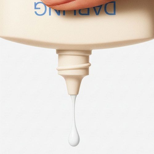 Detailopname van de doseertuit van de Darling Cloud Drop flacon waar een druppel witte vloeibare moisturizer uitvalt.