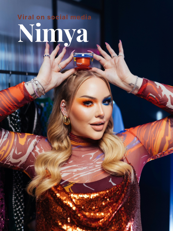 NikkieTutorials balanceert het oranje potje Nimya Where It All Starts Cream op haar hoofd tegen een donkere studio-achtergrond met de tekst "Viral on social media Nimya".