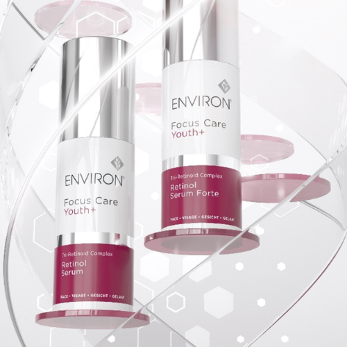 Sfeerbeeld van de Environ Focus Care Youth+ Retinol Serum en Retinol Serum Forte flacons in een abstracte, glazen spiraalsetting.