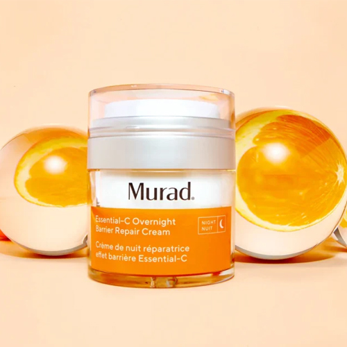 Potje Murad Essential-C Overnight Barrier Repair Cream met sinaasappels op de achtergrond