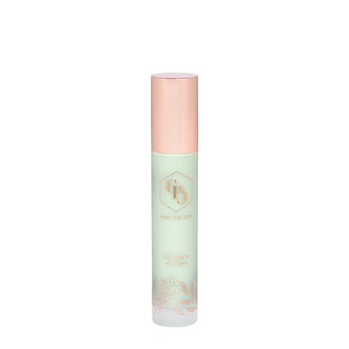 Een slanke, matte glazen flesje primer van het merk Cent Pur Cent met een glanzende roségouden dop. Op de fles staat in roségoud het logo, de merknaam, en de tekst PRIMER ANTI REDNESS. De onderkant is versierd met een roségoudkleurig bladerpatroon.