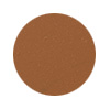 Een ronde swatch van Jane Iredale Enlighten Plus Under-eye Concealer in de kleur No. 4. De egale, ronde kleurstaal toont de diepe, warme bruine perziktint van de concealer.