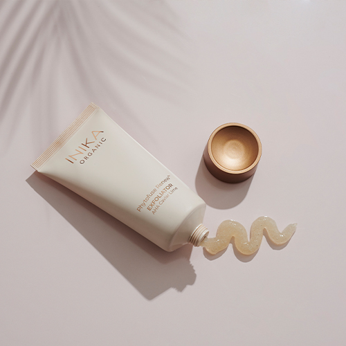 100% natuurlijke formule die de regeneratie van huidcellen stimuleert en zacht is voor de huid. frisse-en-stralende-teint-met-inika-organic-exfoliator