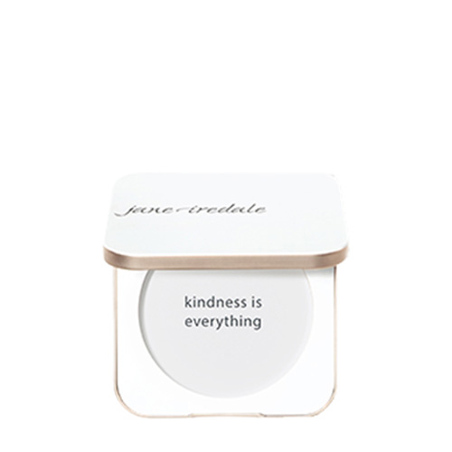 Schuin geopende Jane Iredale Refillable Compact poederdoos met spiegel.