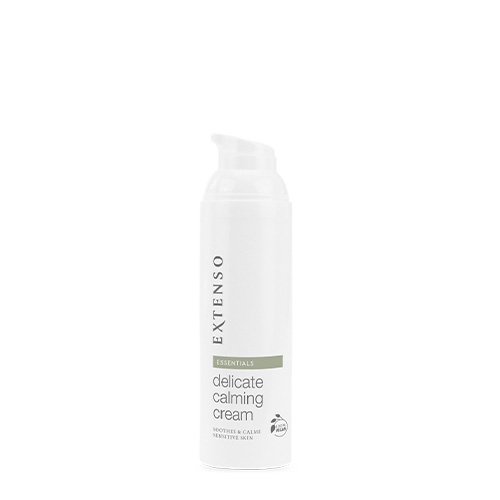 Witte pompflacon Extenso Delicate Calming Cream tegen een witte achtergrond.