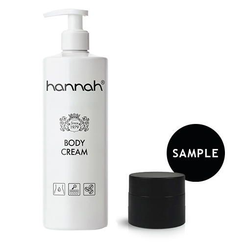 grote witte fles bodycream van hannah met pompje en klein zwart sample doosje op witte achtergrond