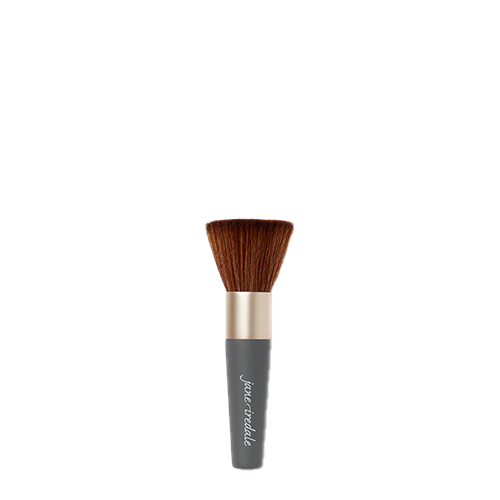 Een Jane Iredale The Handi Brush op een witte achtergrond. De kwast heeft een korte, donkergrijze steel met het Jane Iredale logo, een goudkleurige huls en een brede, plat afgesneden bruine borstelkop.