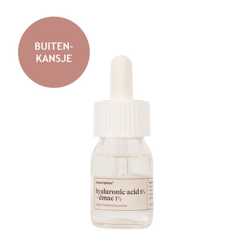 Een glazen pipetflesje van Prescription Hyaluronic Acid 5% + DMAE 1% tegen een witte achtergrond, met linksboven een oudroze cirkel waarin de tekst 'BUITENKANSJE' staat, zoals te zien in