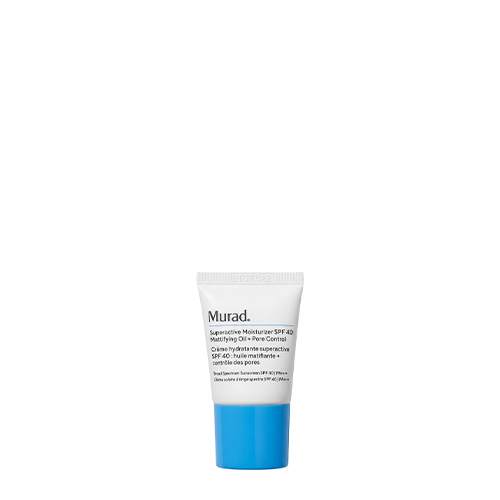 Een witte tube gezichtscreme van het merk Murad met een blauwe dop en zwarte en blauwe tekst die vermeldt dat het gaat om een matterende moisturizer met SPF veertig.
