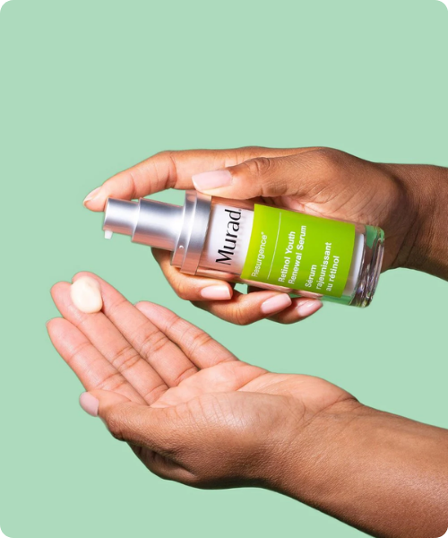 Hand die Murad Retinol Youth Renewal Serum uitdrukt op de palm van de hand