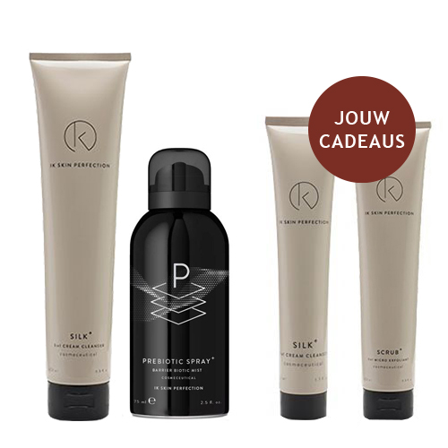 IK Skin Perfection actieset met de Silk Cream Cleanser en Prebiotic Spray met daarnaast twee gratis cadeau producten Silk Cream Cleanser en Scrub tegen een witte achtergrond