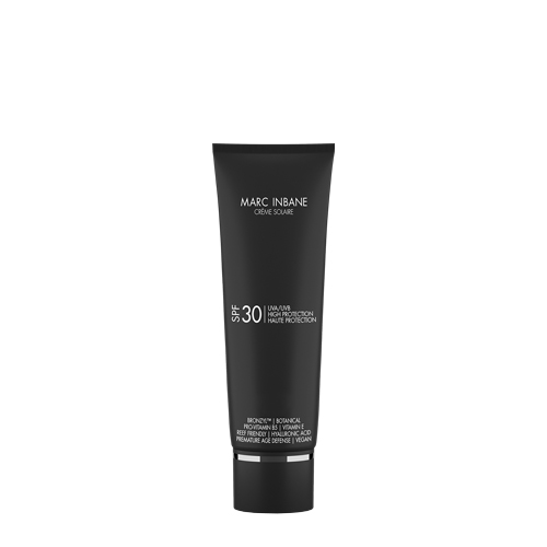 Een productafbeelding van een staande matzwarte tube Marc Inbane zonnebrandcrème met spf 30 tegen een egale witte achtergrond