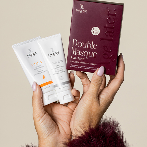 Close up van handen die de IMAGE Skincare Double Masque Routine verpakking en tubes vasthouden