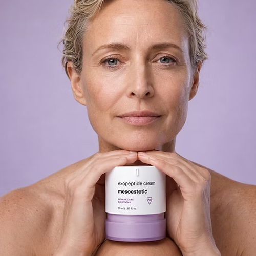 Een vrouw die de pot van de mesoestetic exopeptide cream vasthoudt onder haar kin